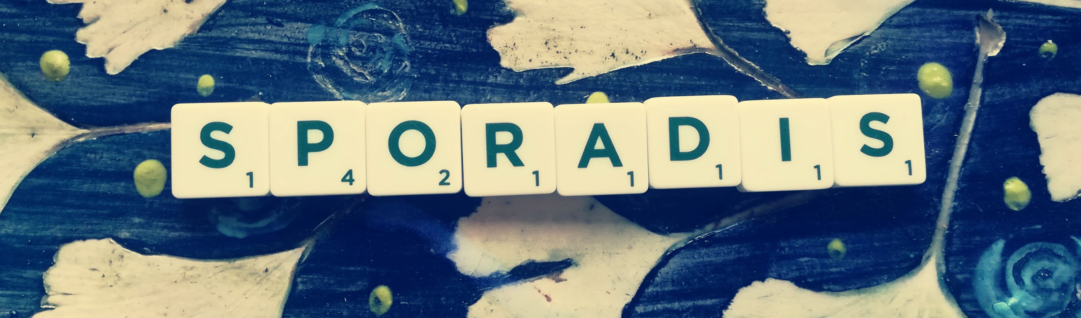 Das Wort Sporadis mit Scrabblebuchstaben gelegt